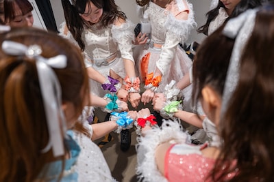 東京・立川ステージガーデン最終日直前、円陣を組んで8色のシュシュを並べるえびちゅう。