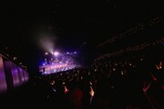 ハニーオレンジ＆ミルクティー色のペンライトで染まった立川ステージガーデン。