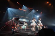 「すたーてぃん」を歌うエマユナをダンスとガヤで盛り上げる先輩メンバー。
