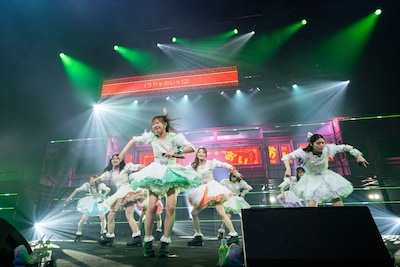 新曲「えびチリ、はじめました」を披露するえびちゅう。
