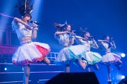 髪を振り乱して歌う桜木心菜、中山莉子、安本彩花、真山りか（左から）。