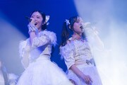 風見和香（左）と仲村悠菜（右）。