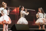 新曲「えびチリ、はじめました」のミュージックビデオ撮影を振り返る桜井えま、風見和香、仲村悠菜（左から）。