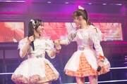 手をつなぐ仲村悠菜（左）と桜井えま（右）。