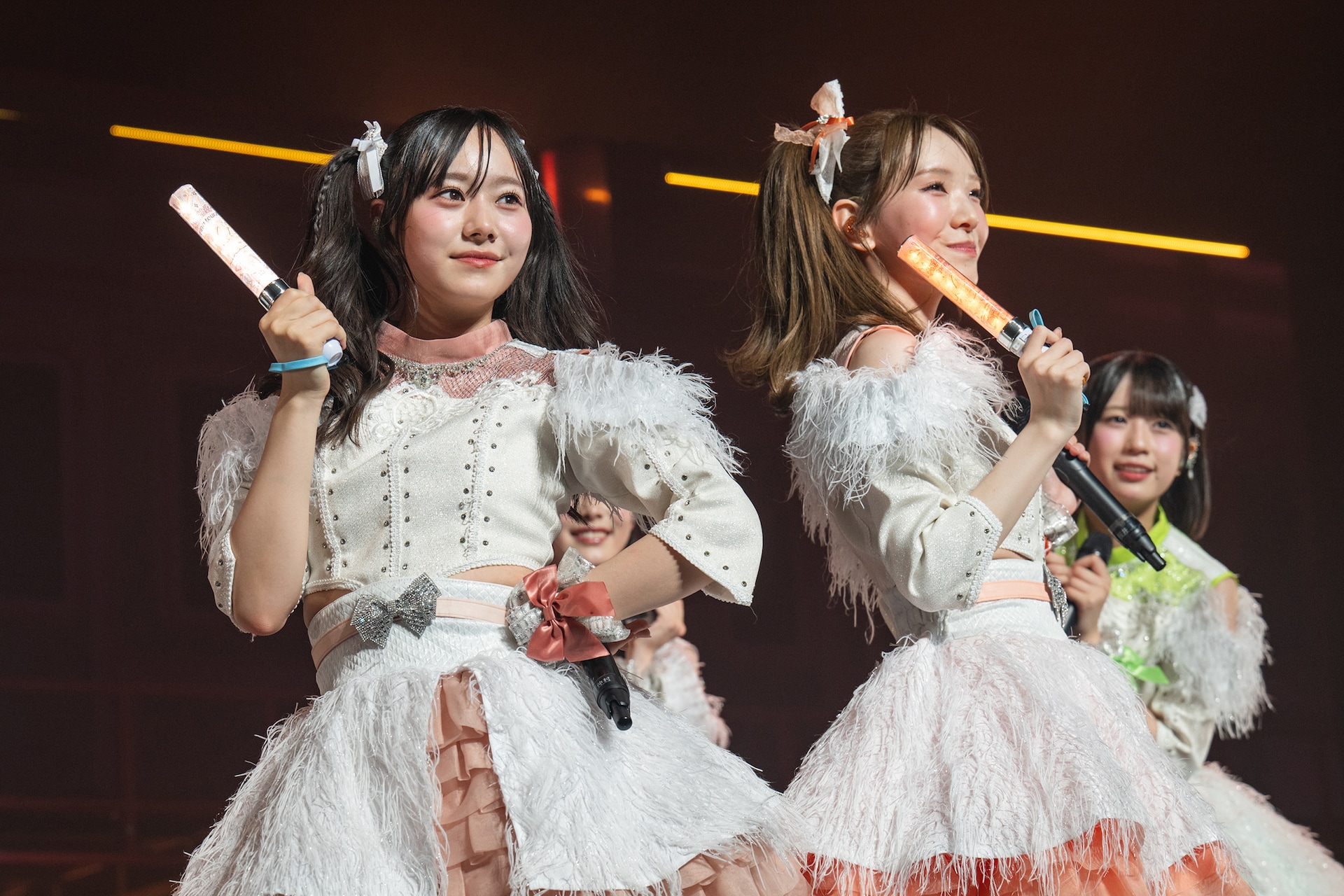 ミルクティー（プロフご覧ください） 様お取引中⭐3641⭐❣️大人可愛い春夏アクセ ミルクティー＆ハニーオレンジ色のペンライトを振る仲村悠菜（左）と