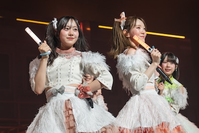 ミルクティー＆ハニーオレンジ色のペンライトを振る仲村悠菜（左）と桜井えま（右）。