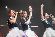 新たなライブの決定に盛り上がる真山りか、桜井えま、風見和香（左から）。
