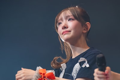 涙を流す桜井えま。