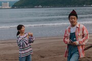 左から伊藤沙莉、リリー・フランキー。