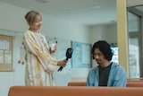 左から山口智子、斎藤工。