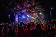 タオルを回して盛り上がるフロア。
