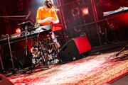 荒々しく鍵盤を叩く有安杏果。