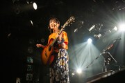 マイクを通さず地声で歌を届ける有安杏果。