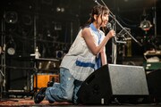 多数決の結果をしゃがんで見守る有安杏果。