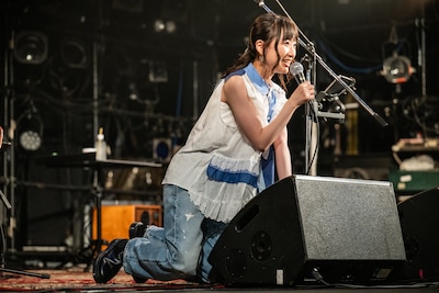 多数決の結果をしゃがんで見守る有安杏果。