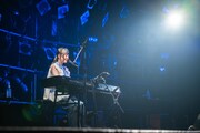 多数決によりピアノ演奏で「ハムスター」を歌う有安杏果。