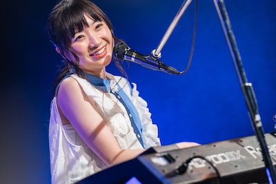 ピアノを弾く有安杏果。