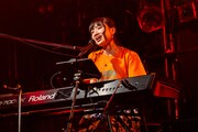 迫真のジャズピアノとスキャットでフロアを沸かせる有安杏果。