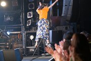 後方の観客に向かってジャンプしてアピールする有安杏果。