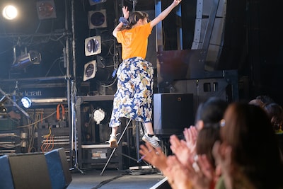 後方の観客に向かってジャンプしてアピールする有安杏果。