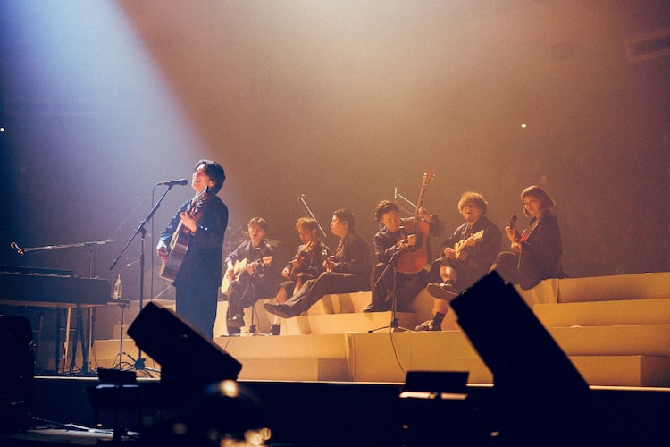 「Bialystocks 単独公演 於：日本武道館」より、「あいもかわらず」演奏の様子。（撮影：小杉歩）