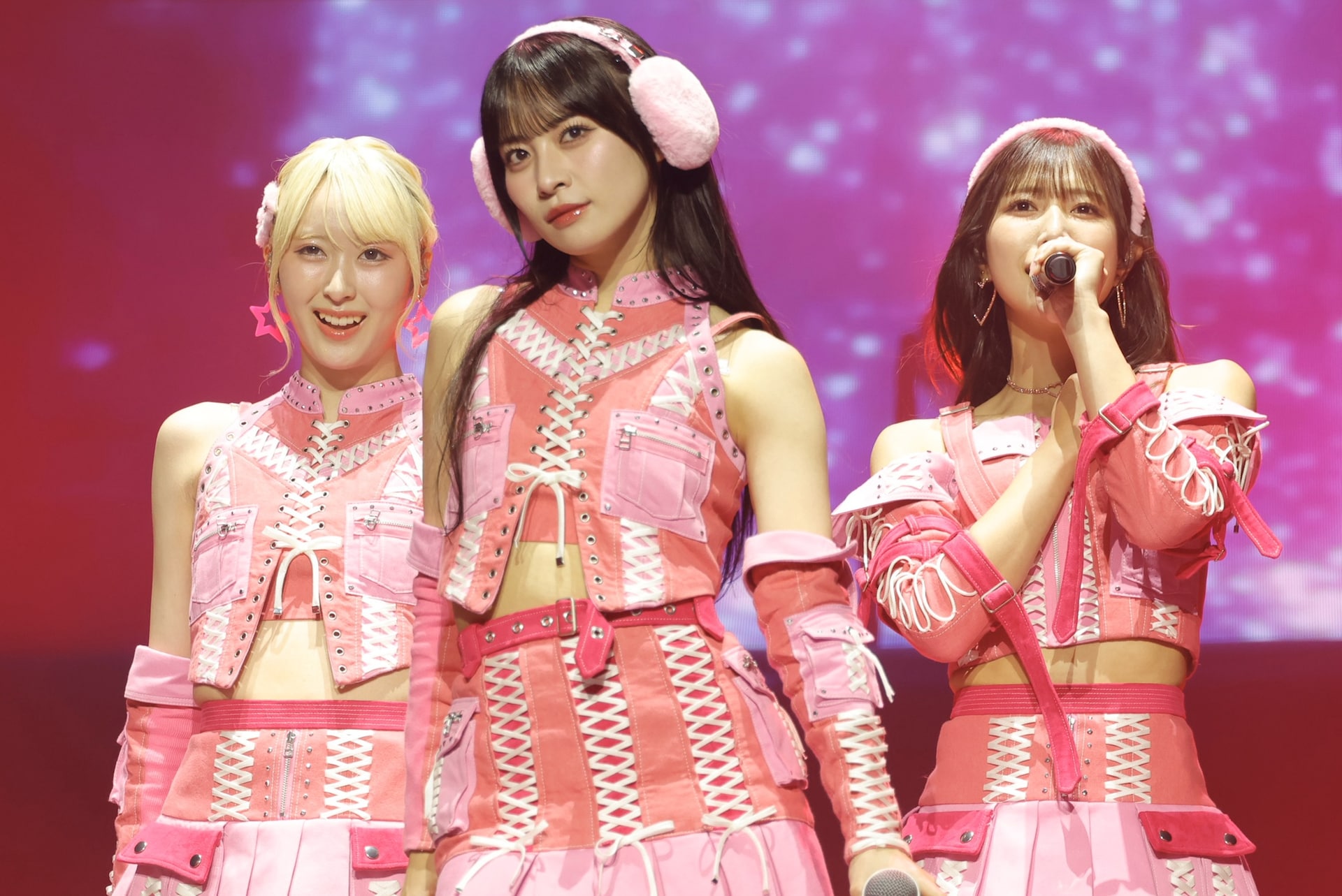 左から川中子奈月心、冨田菜々風、蟹沢萌子。©YOANI [画像ギャラリー 2