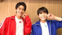二宮和也を祝うべく緑山スタジオを目指す曽野舜太（左）と塩﨑太智（右）。©TBS