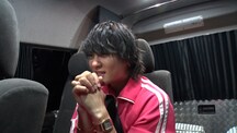 二宮和也を祝うべく緑山スタジオを目指す佐野勇斗。©TBS