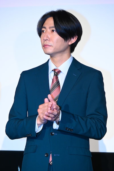 キャストの登壇時に拍手する相葉雅紀。