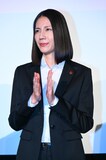 キャストの登壇時に拍手する松下奈緒。