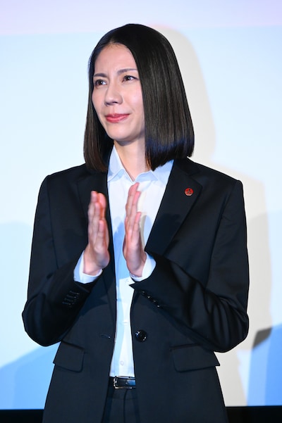キャストの登壇時に拍手する松下奈緒。