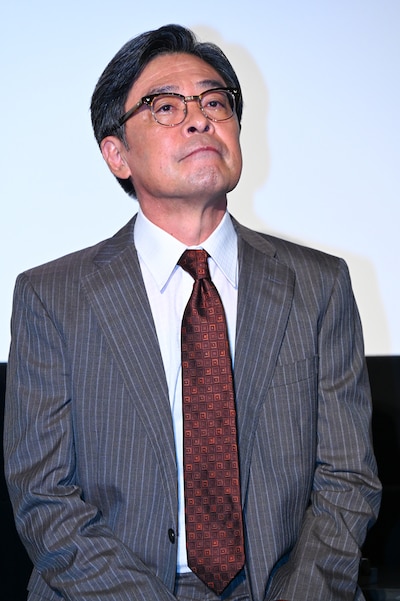 撮影中はセリフを書いた小さな紙をポケットに忍ばせている光石研。