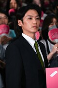 スーツ姿でキリッとした表情の髙木雄也（Hey! Say! JUMP）。