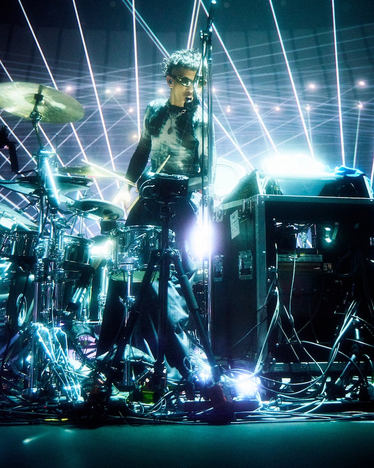勢喜遊（Dr, Sampler）（Photo by Toshio Ohno）