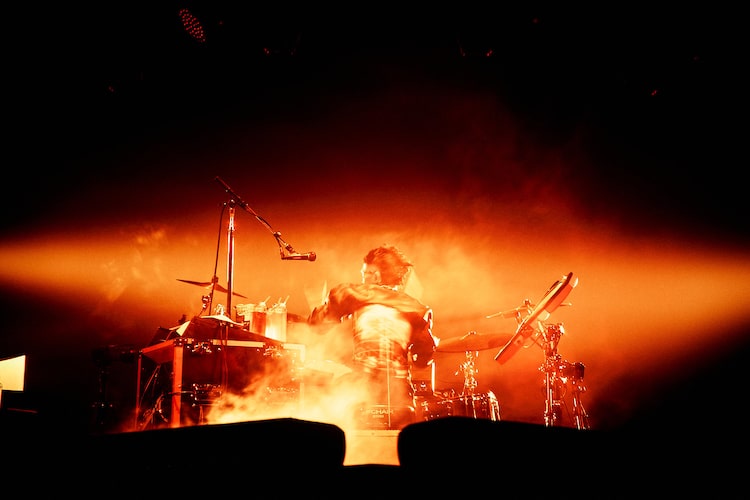 勢喜遊（Dr, Sampler）（Photo by Toshio Ohno）