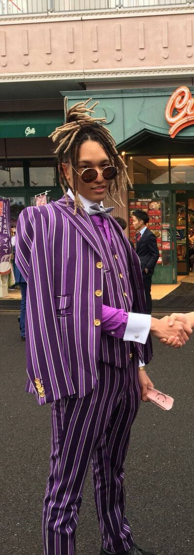 紫のストライプスーツを着て成人式に参加したHikoichi。