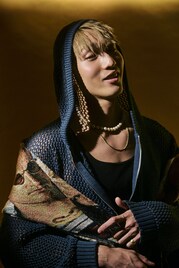レゲトンラッパーHikoichiが新曲「%」リリース、新アー写でイメージ刷新　成人式の写真も公開