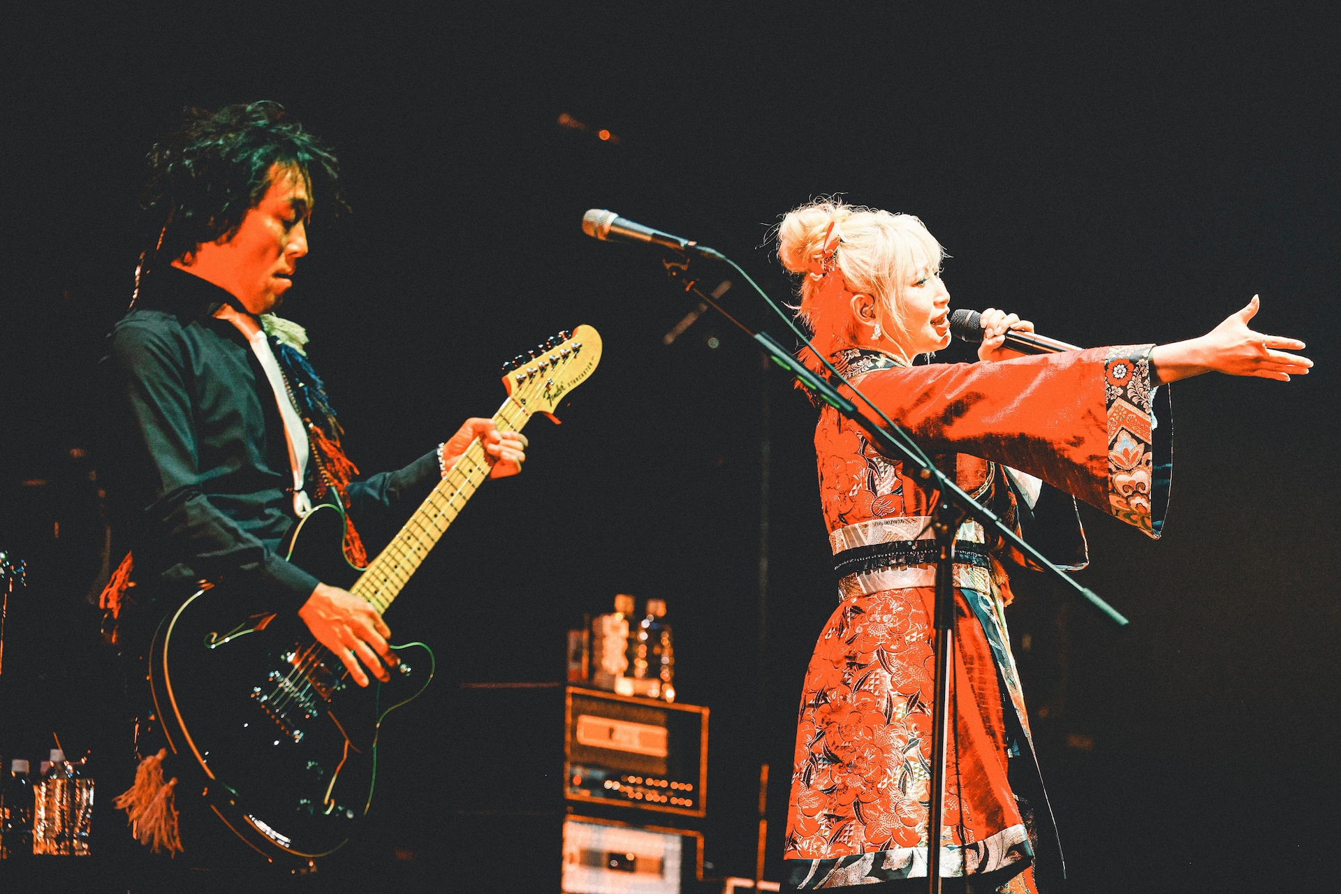 祖堅正慶（G / THE PRIMALS）と南條愛乃。（撮影：西槇太一） [画像