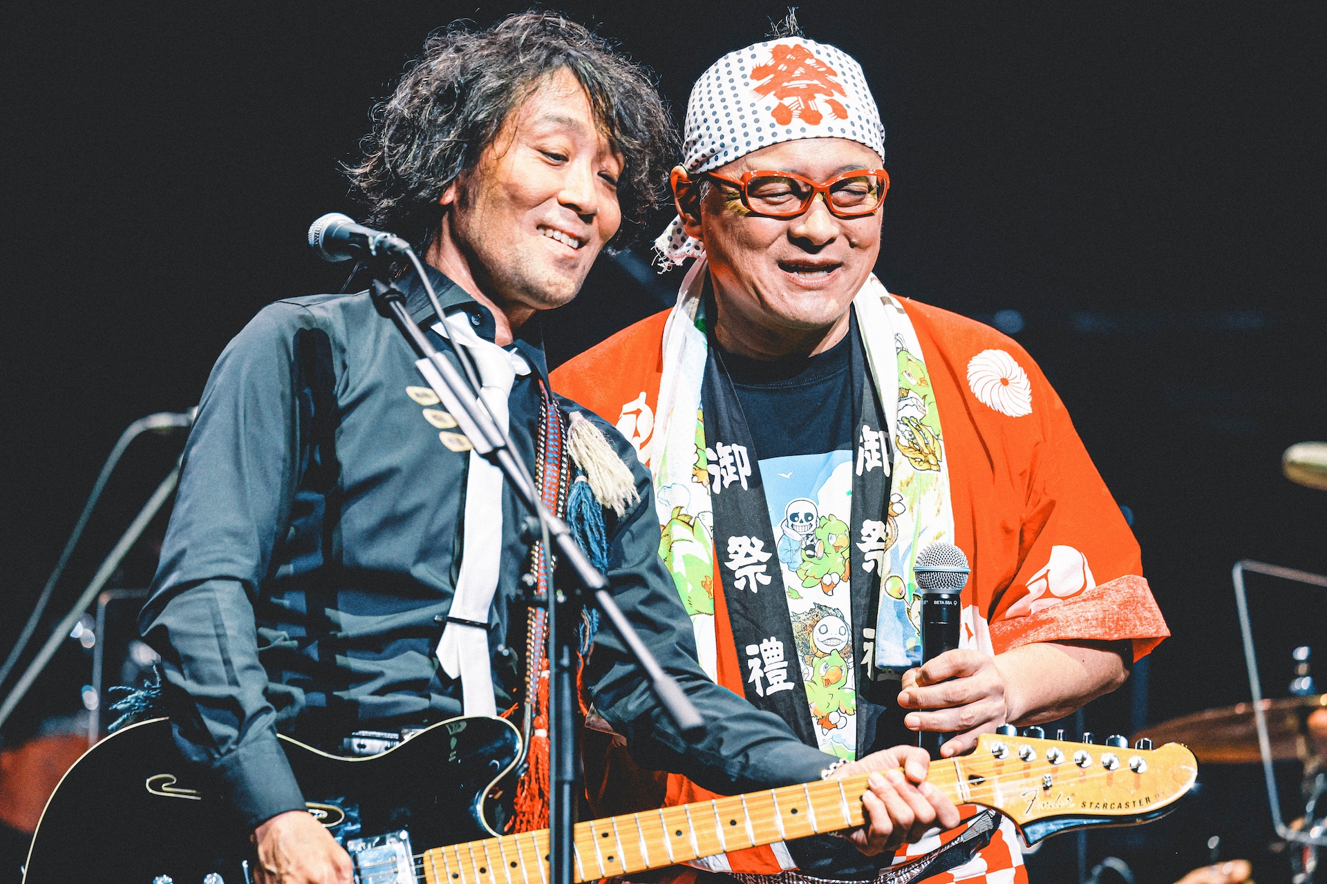 祖堅正慶（G / THE PRIMALS）と光吉猛修。（撮影：西槇太一） [画像