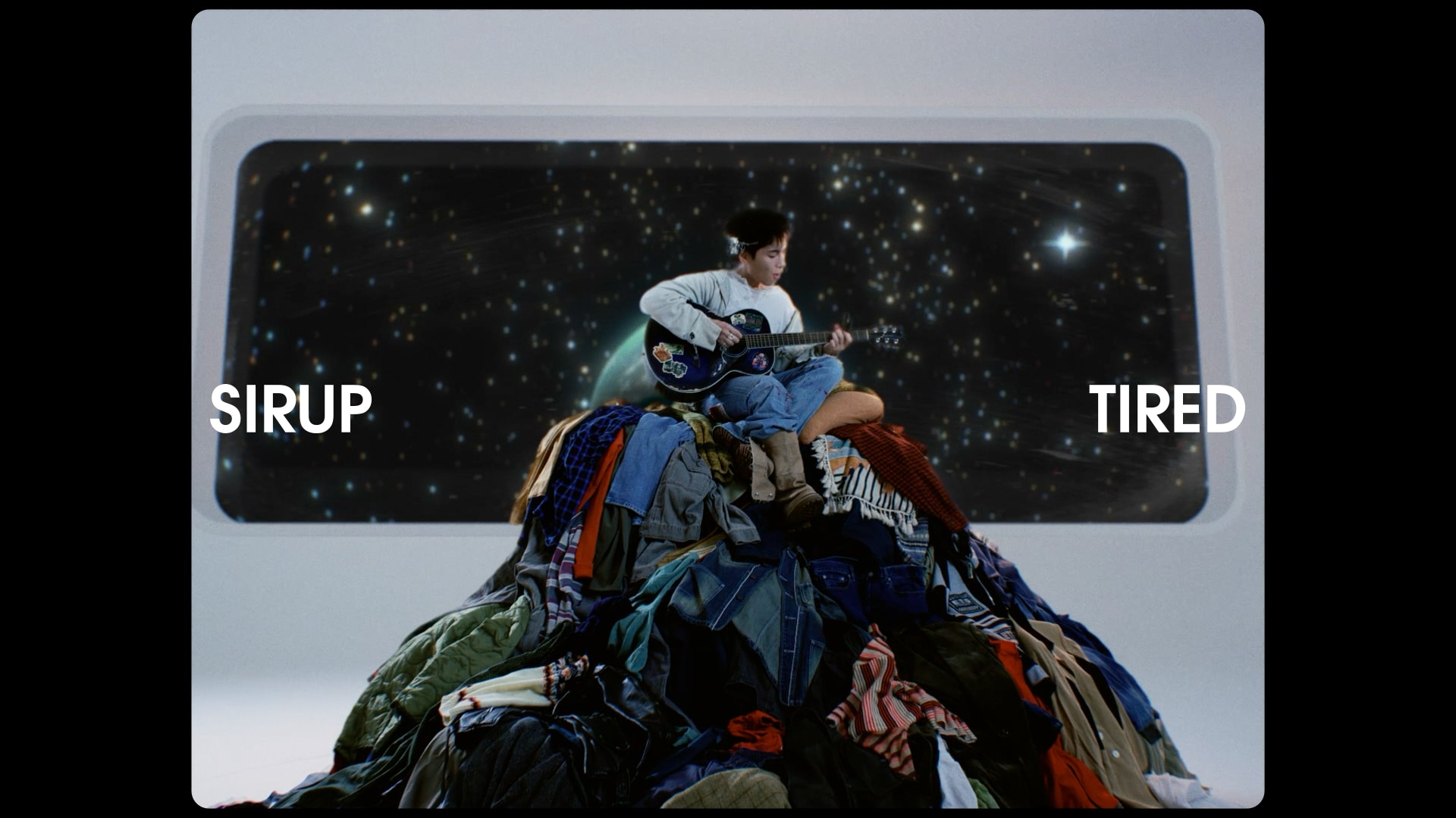 SIRUPが宇宙船で弾き語り、新曲「TIRED」MV公開