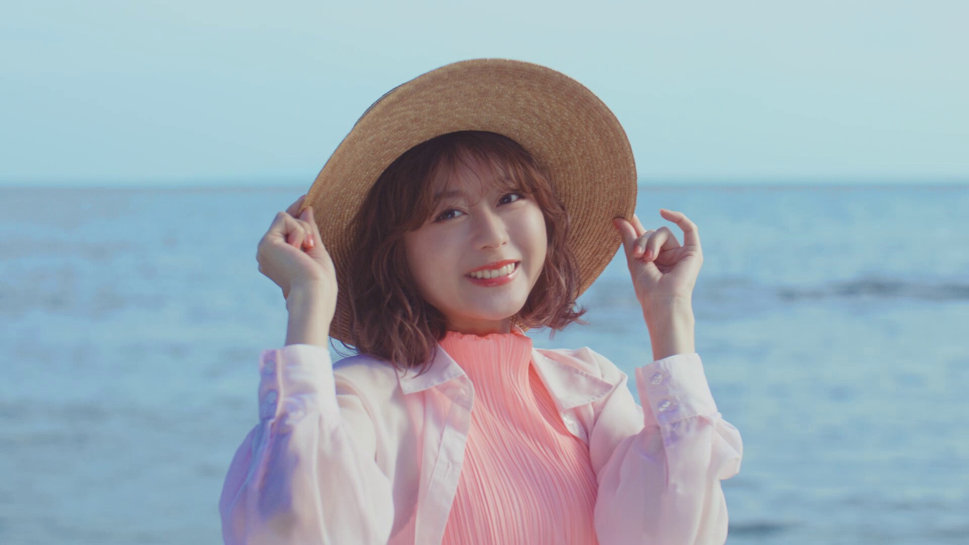 水瀬いのりが麦わら帽子姿で海辺へ、キラキラした夏を詰め込んだ