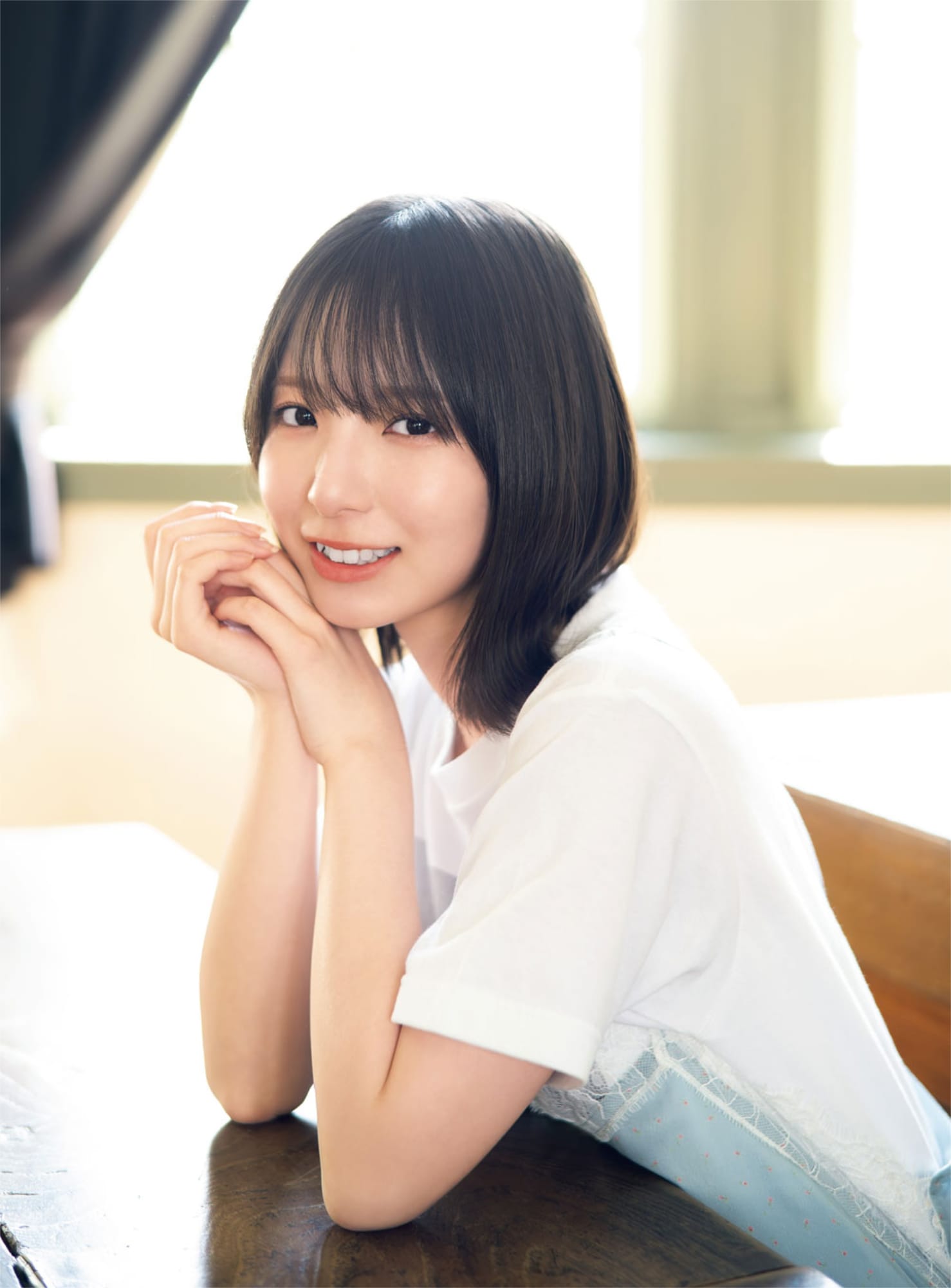 日向坂46富田鈴花がベッドにごろり、封入ポストカード絵柄解禁＆購入者
