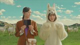 ソフトバンクCM「アルパカ族・高原にて」編より。左から、＝LOVEの野口衣織、佐々木舞香。