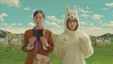 ソフトバンクCM「アルパカ族・高原にて」編より。左から、＝LOVEの野口衣織、佐々木舞香。