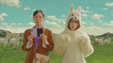 ソフトバンクCM「アルパカ族・山小屋にて」編より。左から、＝LOVEの野口衣織、佐々木舞香。