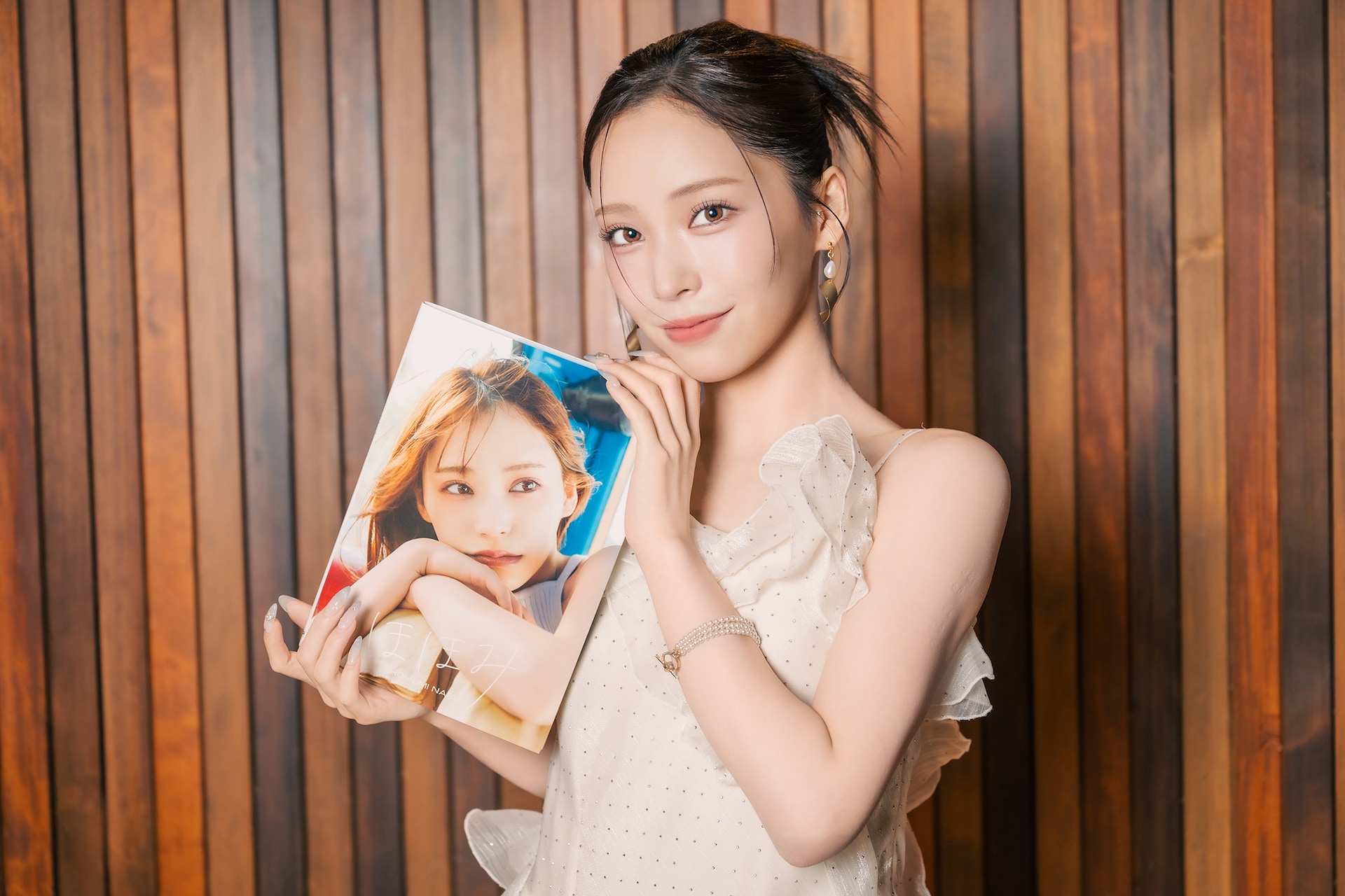 念願の写真集「ほほみ」を手にした那須ほほみ（RE-GE）。 [画像