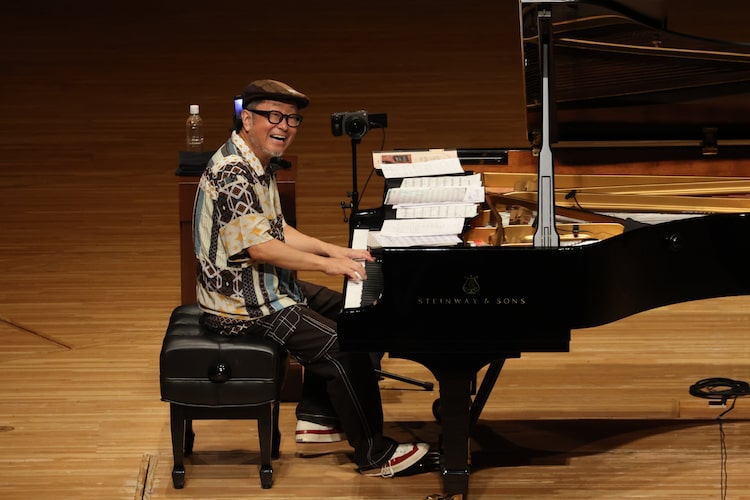 大江千里がコンサート「ふたつの宿題～黒画用紙ではりつめて～」開催、サントリーホールに音楽人生を響かせる