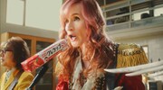 THE ALFEEが出演するクレハの家庭用ラップ「NEWクレラップ」の新テレビCMより。
