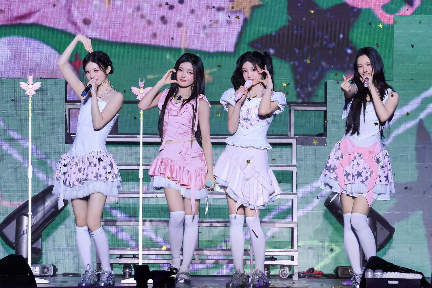 ILLITが初ツアー「PRESS START❤」完走、サプライズでHANAのJISOOと
