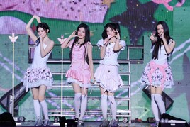 ILLITが初ツアー「PRESS START❤」完走、サプライズでHANAのJISOOとMOMOKA登場